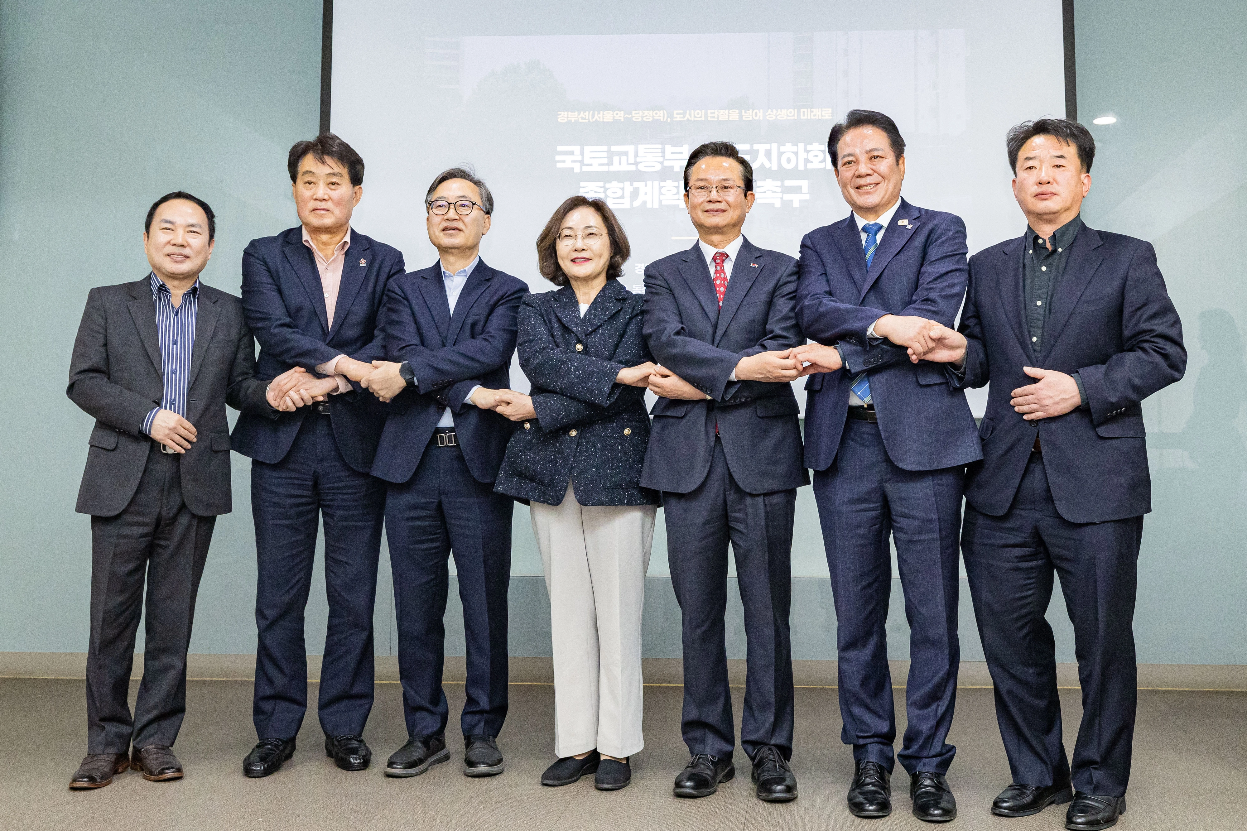 경부선 지하화 추진협의회가 4일 용산역 민자역사 회의실에서 정부의 철도지하화 종합계획 촉구하며 공동성명을 발표하고 있다. 왼쪽부터 최원석 구로구 부구청장, 하은호 군포시장, 유성훈 금천구청장, 박희영 용산구청장, 최호권 영등포구청장, 최대호 안양시장, 사창훈 동작구 부구청장. 영등포구 제공