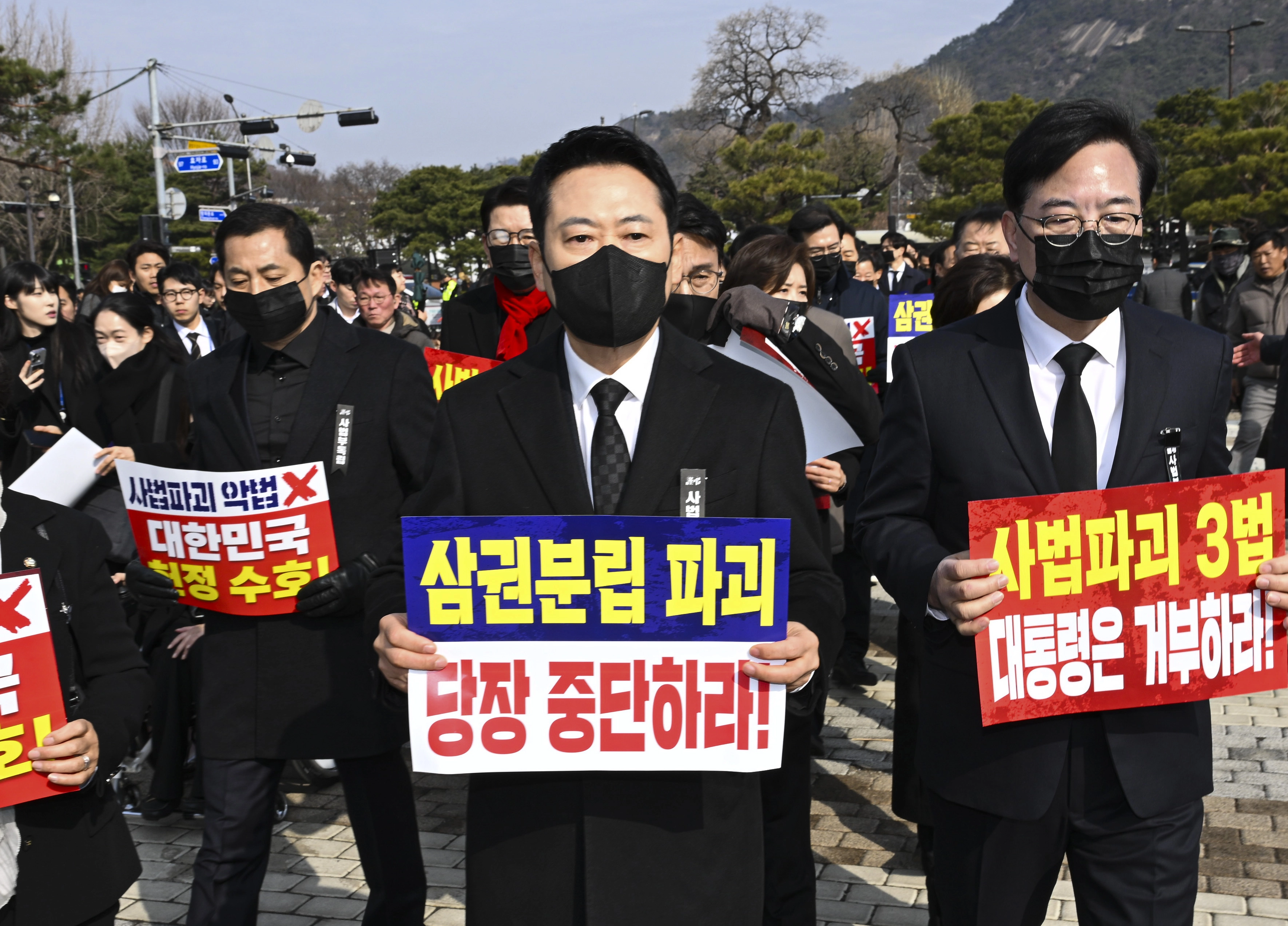 장동혁(가운데) 국민의힘 대표와 송언석(오른쪽) 원내대표 등 국민의힘 의원들이 5일 서울 종로구 청와대 사랑채 앞 분수대에서 열린 현장 의원총회를 마치고 청와대 방향으로 행진하고 있다. 2026.3.5 이지훈 기자