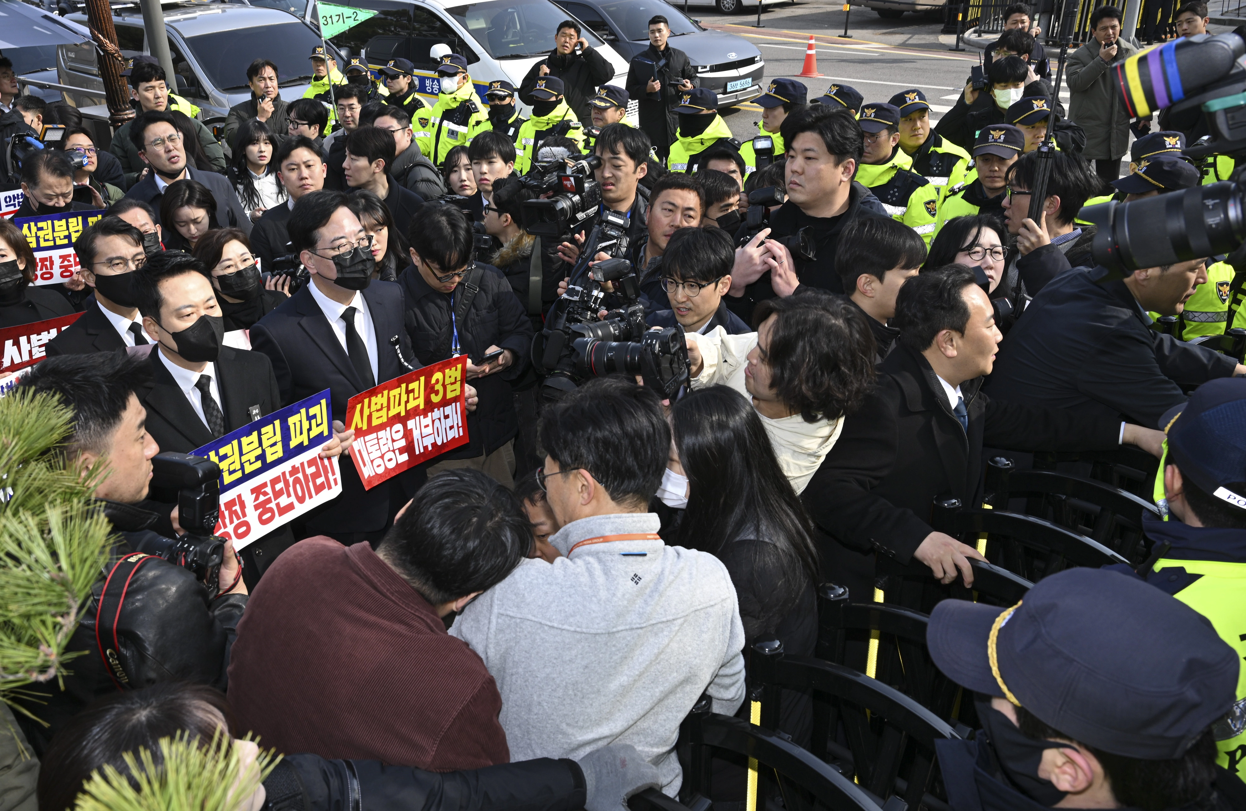 국민의힘 의원들이 5일 서울 종로구 청와대 사랑채에서 열린 현장 의원총회를 마치고 행진하던 도중 경찰에 제지당하고 있다. 2026.3.5 이지훈 기자