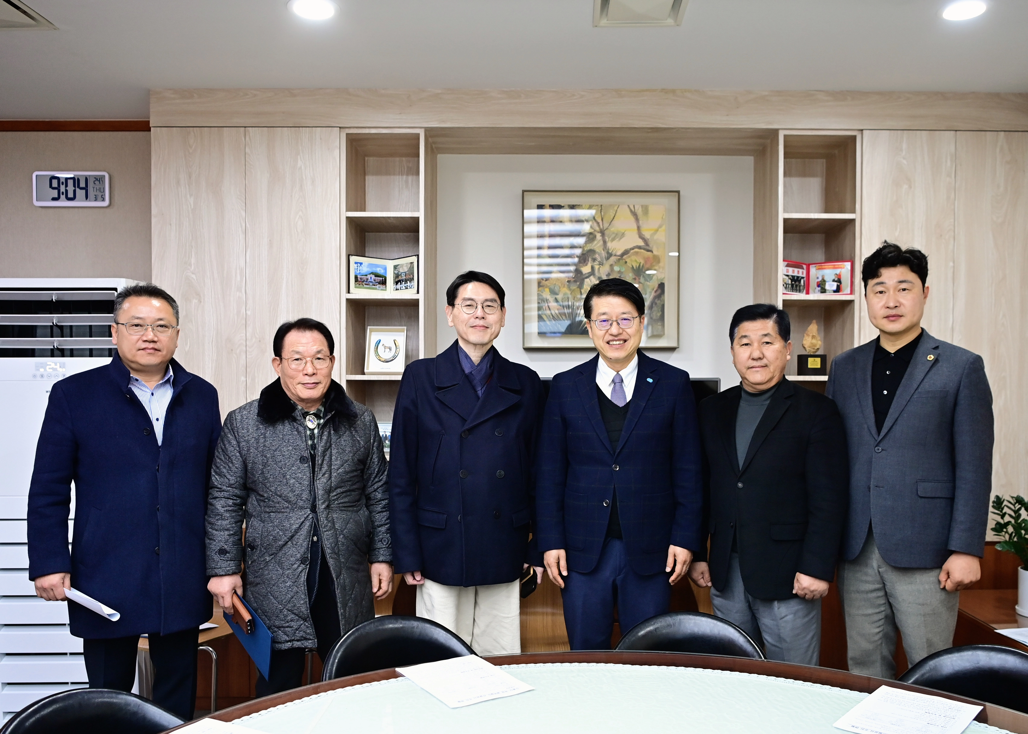 경기도청북부청사 행정2부지사 집무실에서 면담을 마치고 이영주 의원과 김대순 행정2부지사를 비롯한 대책위 관계자들이 함께 기념촬영을 하고 있다.(사진=경기도의회)