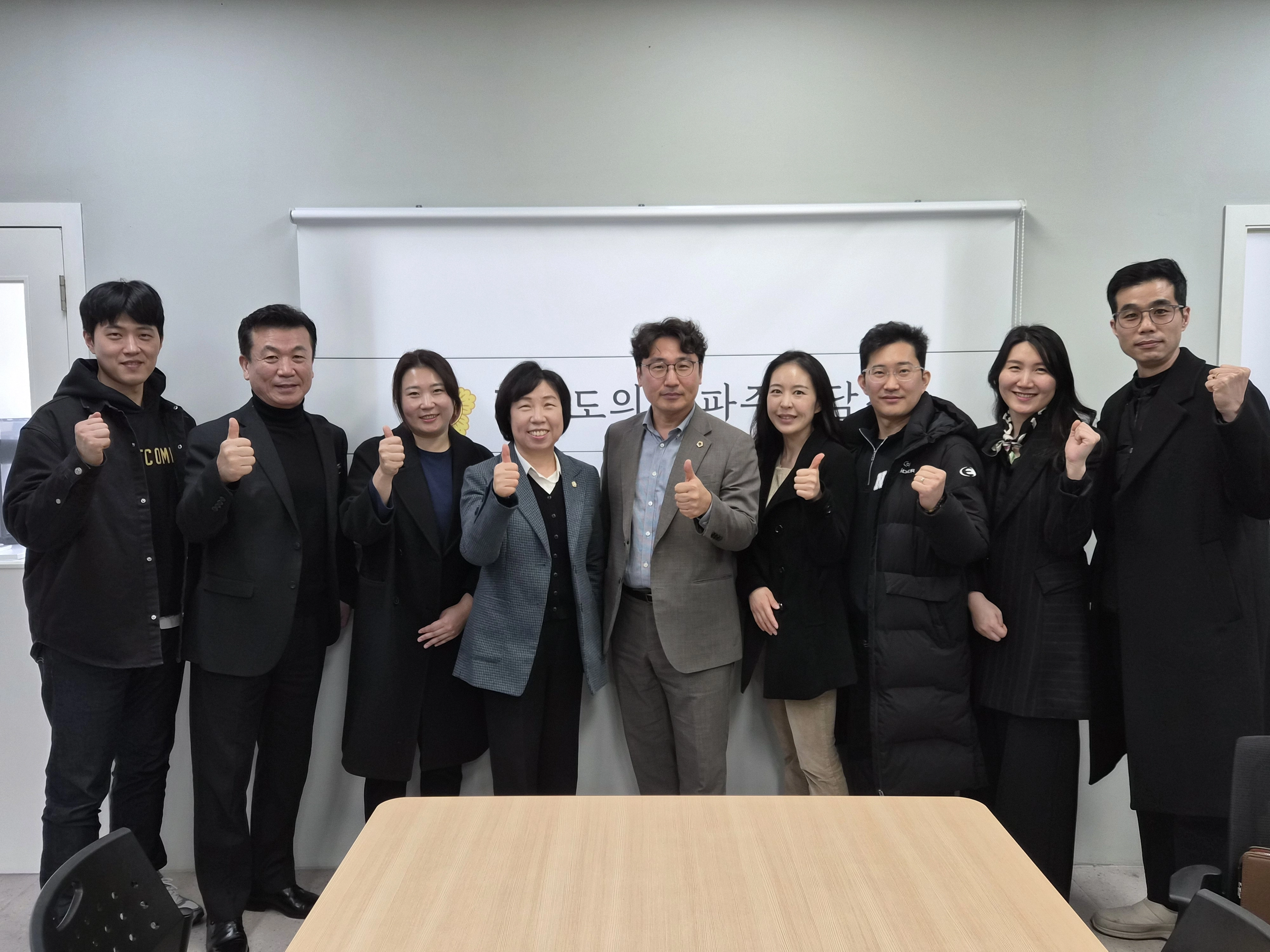 조성환 의원이 경기도교육청 및 파주교육지원청 학생배치팀 관계자, 박은주 파주시의원을 비롯한 학부모 대표, 아파트연합회장 등 정담회 참석자들과 기념촬영을 하고 있다.(사진=경기도의회)