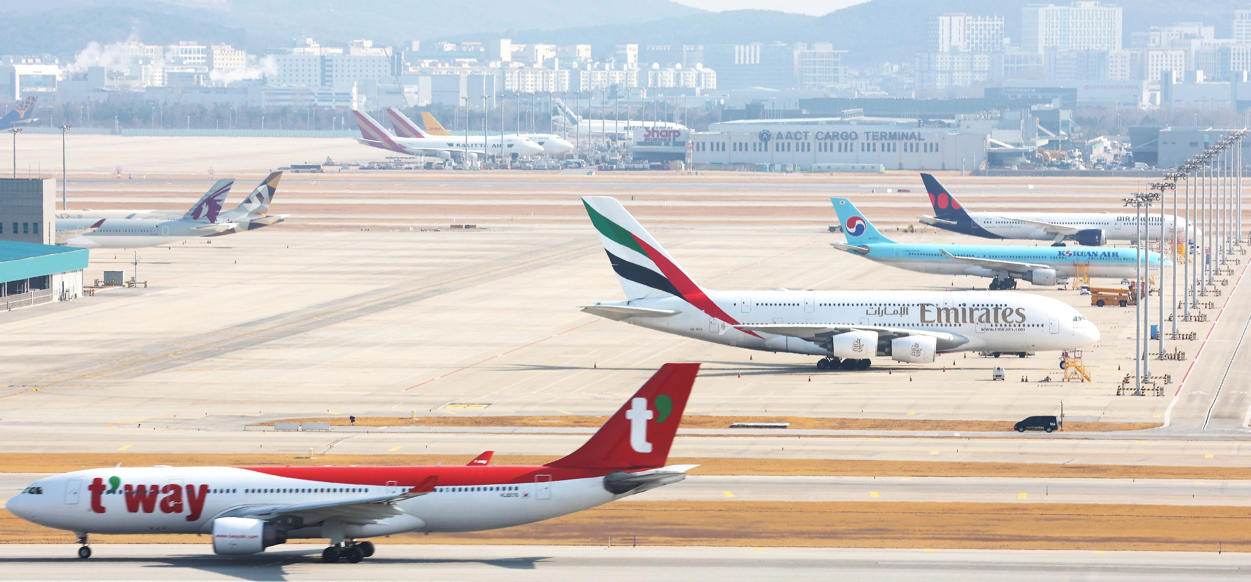 지난 4일 인천국제공항 계류장에 에미레이트·카타르 항공 등의 여객기가 서 있다. 연합뉴스