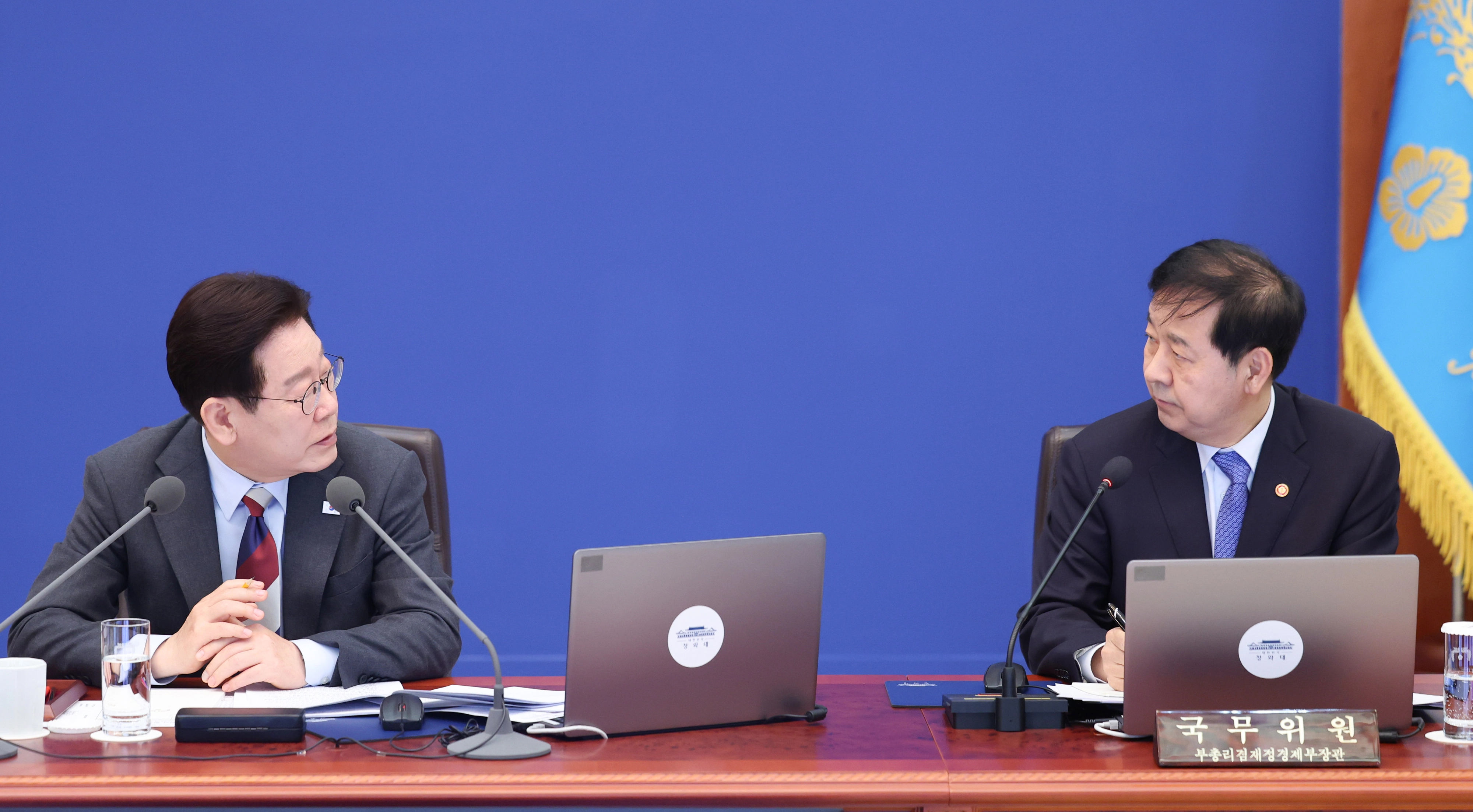 질문하는 이재명 대통령
    (서울=연합뉴스) 김도훈 기자 = 이재명 대통령이 5일 청와대에서 열린 국무회의에서 구윤철 부총리 겸 재정경제부 장관에게 중동 상황 대응 현황 및 계획 관련 질문을 하고 있다. 2026.3.5
    superdoo82@yna.co.kr