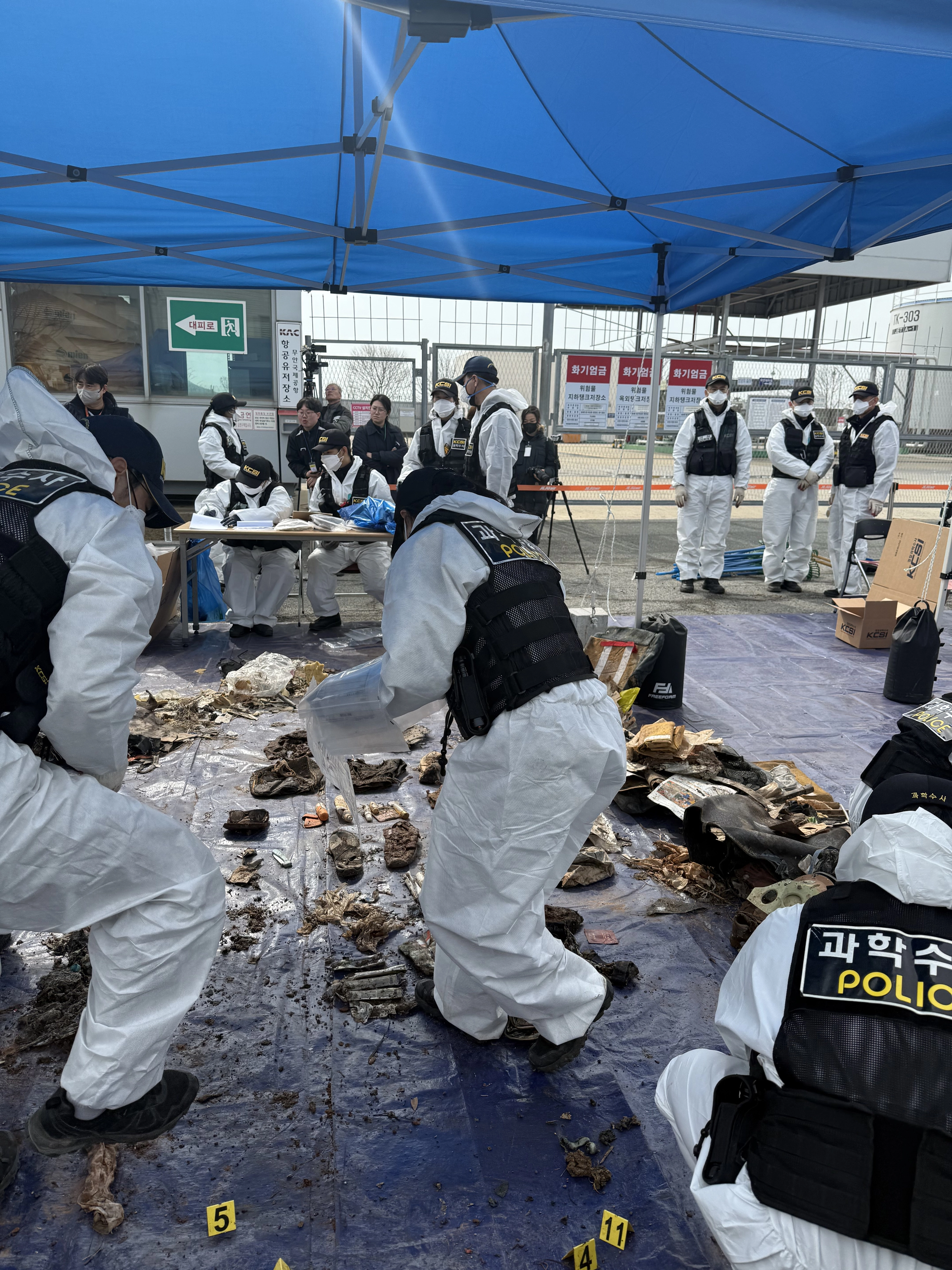 제주항공 참사 여객기 잔해 재조사  26일 무안국제공항 공항소방대 뒤편에서 항공철도사고조사위원회와 전남경찰청 과학수사대가 12·29 제주항공 참사 여객기 잔해를 조사하고 있다. 2026.2.26 12·29 무안공항 제주항공 여객기 참사 유가족협의회 제공