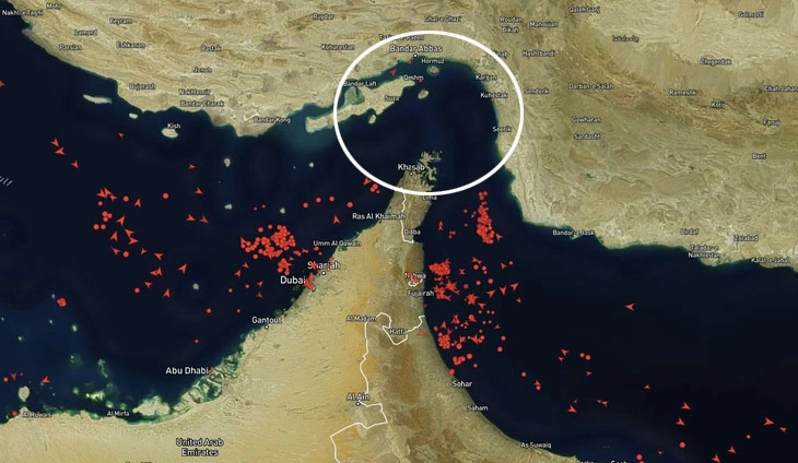 미국·이스라엘과 이란 간 전쟁 여파로 호르무즈 해협이 사실상 봉쇄된 가운데, 지난 5일 기준 선박 추적 프로그램 ‘마린트래픽’ 화면에서는 해협을 오가는 선박이 거의 보이지 않는다. 마린트래픽 캡처