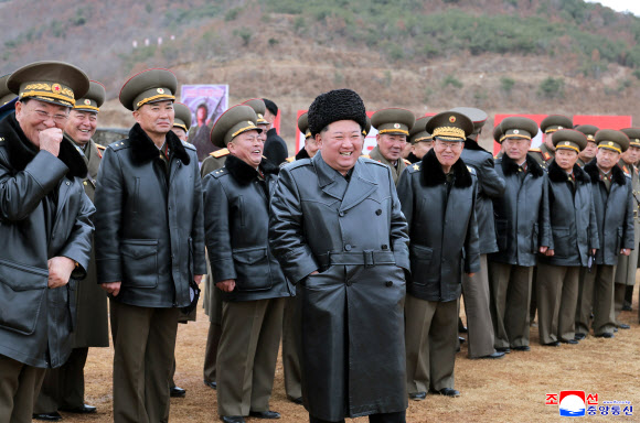 김정은 북한 국무위원장이 ‘저격수의 날’을 맞아 진행된 사격경기를 지난 3일 관람했다고 조선중앙통신이 5일 보도했다. 통신은 같은 날 특수작전부대 전투원들의 위력시위 시범출연도 진행됐다고 전했다. 2026.3.5 평양 조선중앙통신=연합뉴스