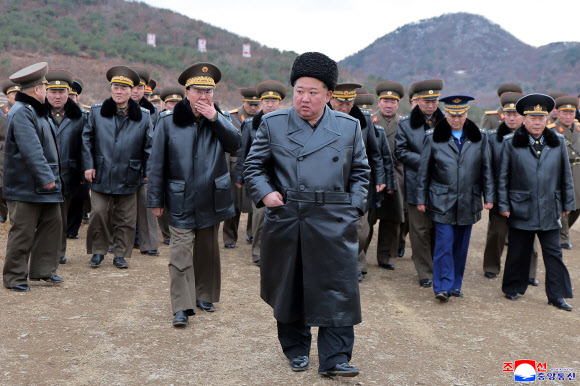 김정은 북한 국무위원장이 ‘저격수의 날’을 맞아 진행된 사격경기를 지난 3일 관람했다고 조선중앙통신이 5일 보도했다. 통신은 같은 날 특수작전부대 전투원들의 위력시위 시범출연도 진행됐다고 전했다 .2026.3.5 평양 조선중앙통신=연합뉴스 