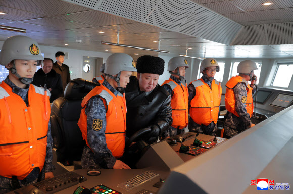 김정은 북한 국무위원장이 지난 3-4일 남포조선소에 있는 구축함 ‘최현호’에 올라 “해병들의 함운용훈련실태와 함의 성능 및 작전수행능력평가 시험공정을 료해(파악)”했다고 조선중앙통신이 5일 보도했다. 2026.3.5 평양 조선중앙통신=연합뉴스