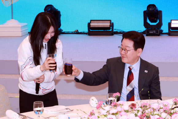 이재명 대통령이 5일 청와대 영빈관에서 열린 밀라노-코르티나 동계올림픽 선수단 격려 오찬에서 쇼트트랙 김길리 선수와 건배하고 있다. 2026.3.5 연합뉴스
