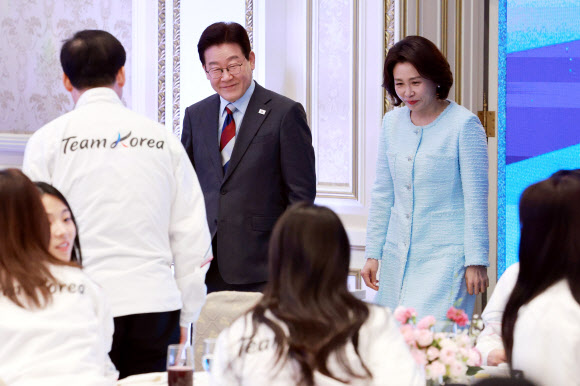 이재명 대통령과 김혜경 여사가 5일 청와대 영빈관에서 열린 밀라노-코르티나 동계올림픽 선수단 격려 오찬에 입장하고 있다. 2026.3.5 연합뉴스