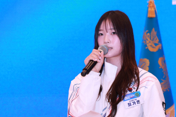 스노보드 최가온 선수가 5일 청와대 영빈관에서 열린 이재명 대통령 주최 밀라노-코르티나 동계올림픽 선수단 격려 오찬에서 발언하고 있다. 2026.3.5 연합뉴스