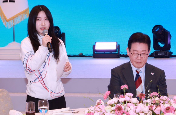 쇼트트랙 김길리 선수가 5일 청와대 영빈관에서 열린 이재명 대통령 주최 밀라노-코르티나 동계올림픽 선수단 격려 오찬에서 건배사를 하고 있다. 2026.3.5 연합뉴스