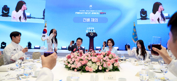 쇼트트랙 국가대표 김길리가 5일 청와대 영빈관에서 이재명 대통령이 마련한 2026 밀라노-코르티나담페초 동계올림픽 선수단 격려 오찬에서 건배제의를 하고 있다. 왼쪽부터 스켈레톤 정승기, 김길리, 이재명 대통령, 김혜경 여사, 스노보드 최가온. 2026.3.5 연합뉴스