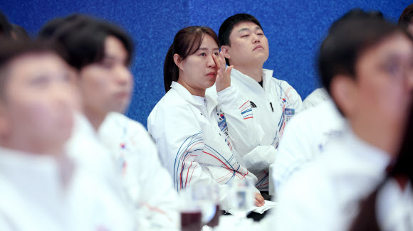 2026 밀라노-코르티나 동계올림픽에서 선수들의 식단을 담당한 조은영 영양사가 5일 청와대 영빈관에서 이재명 대통령이 마련한 선수단 격려 오찬에서 선수들의 활약상을 담은 영상을 보며 눈물을 닦고 있다. 2026.3.5 연합뉴스