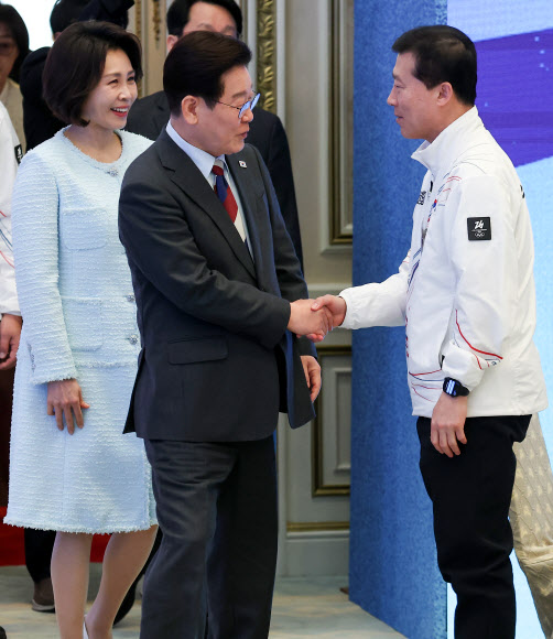 이재명 대통령이 5일 청와대 영빈관에서 열린 2026 밀라노-코르티나담페초 동계올림픽 선수단 격려 오찬에서 김택수 진천국가대표선수촌장 겸 선수단 부단장과 악수하고 있다. 2026.3.5 연합뉴스