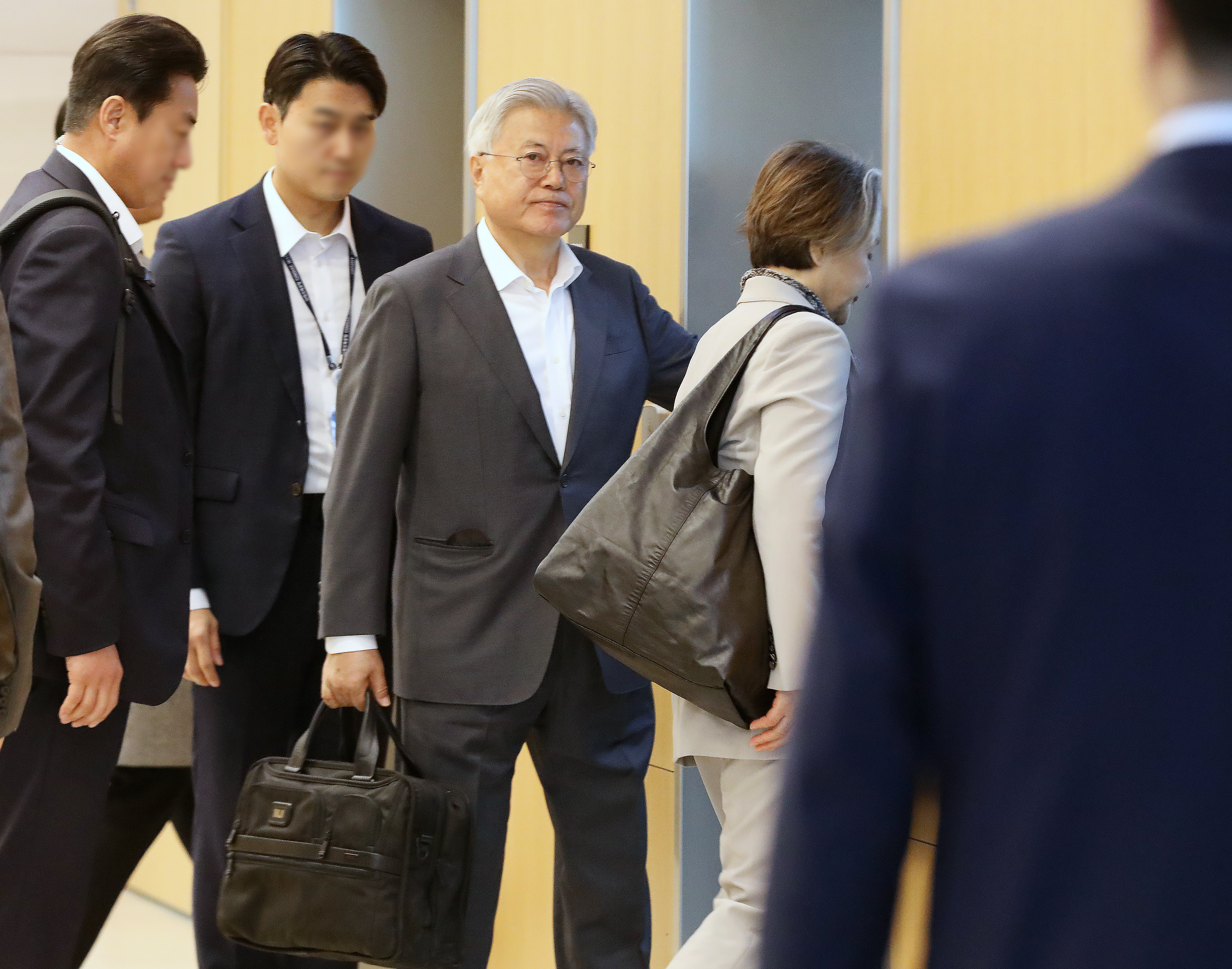 문재인 전 대통령과 부인 김정숙 여사가 미국 로스앤젤레스(LA)를 방문하기 위해 5일 오전 부산 강서구 김해국제공항을 통해 인천공항으로 향하고 있다.  문 전 대통령의 이번 방미는 미국 정책 싱크탱크인 랜드연구소와 태평양세기연구소(PCI) 초청에 따라 이뤄졌다. 퇴임 후 첫 미국 방문이다.  2026.3.5. 뉴스1