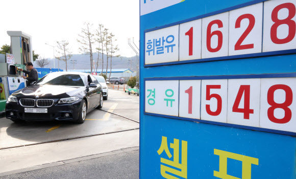 미국과 이스라엘의 이란 공습 여파로 국내 주유소와 휘발유 가격이 급등하는 상황에서 5일 오후 대전 최저가 주유소인 중구 안영동 한 주유소에서 한 시민이 차량에 주유하고 있다. 2026.3.5 연합뉴스