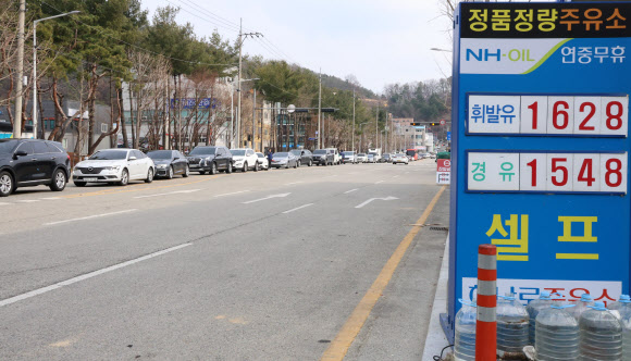 미국과 이스라엘의 이란 공습 여파로 국내 주유소와 휘발유 가격이 급등하자 5일 오후 대전 최저가 주유소인 중구 안영동 한 주유소에서 주유하려는 시민들이 몰려 차량 행렬이 이어지고 있다. 2026.3.5 연합뉴스