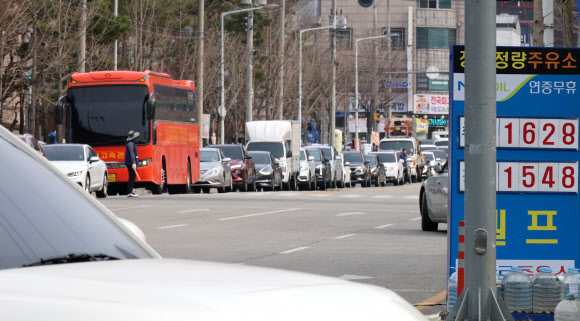 5일 오후 대전 최저가 주유소인 중구 안영동 한 주유소에 주유하려는 차량 행렬이 이어지고 있다. 2026.3.5 연합뉴스