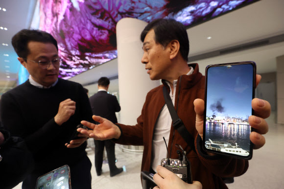 중동을 방문했다 귀국한 한 여행객이 5일 인천국제공항에서 중동 현지에서 찍은 사진을 보여주며 취재진과 인터뷰하고 있다. 2026.3.5 연합뉴스