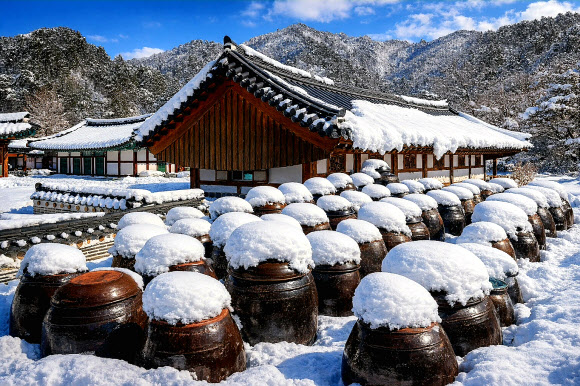 5일 강원 인제군 북면 설악산 자락에 자리한 백담사 일원의 장독대가 최근 내린 폭설로 하얗게 뒤덮여 있다. 2026.3.5. 인제군 제공