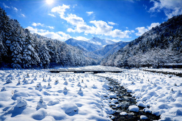 5일 강원 인제군 북면 설악산 자락에 자리한 백담사 일대가 최근 내린 폭설로 하얗게 뒤덮여 고요한 풍경을 연출하고 있다. 2026.3.5. 인제군 제공