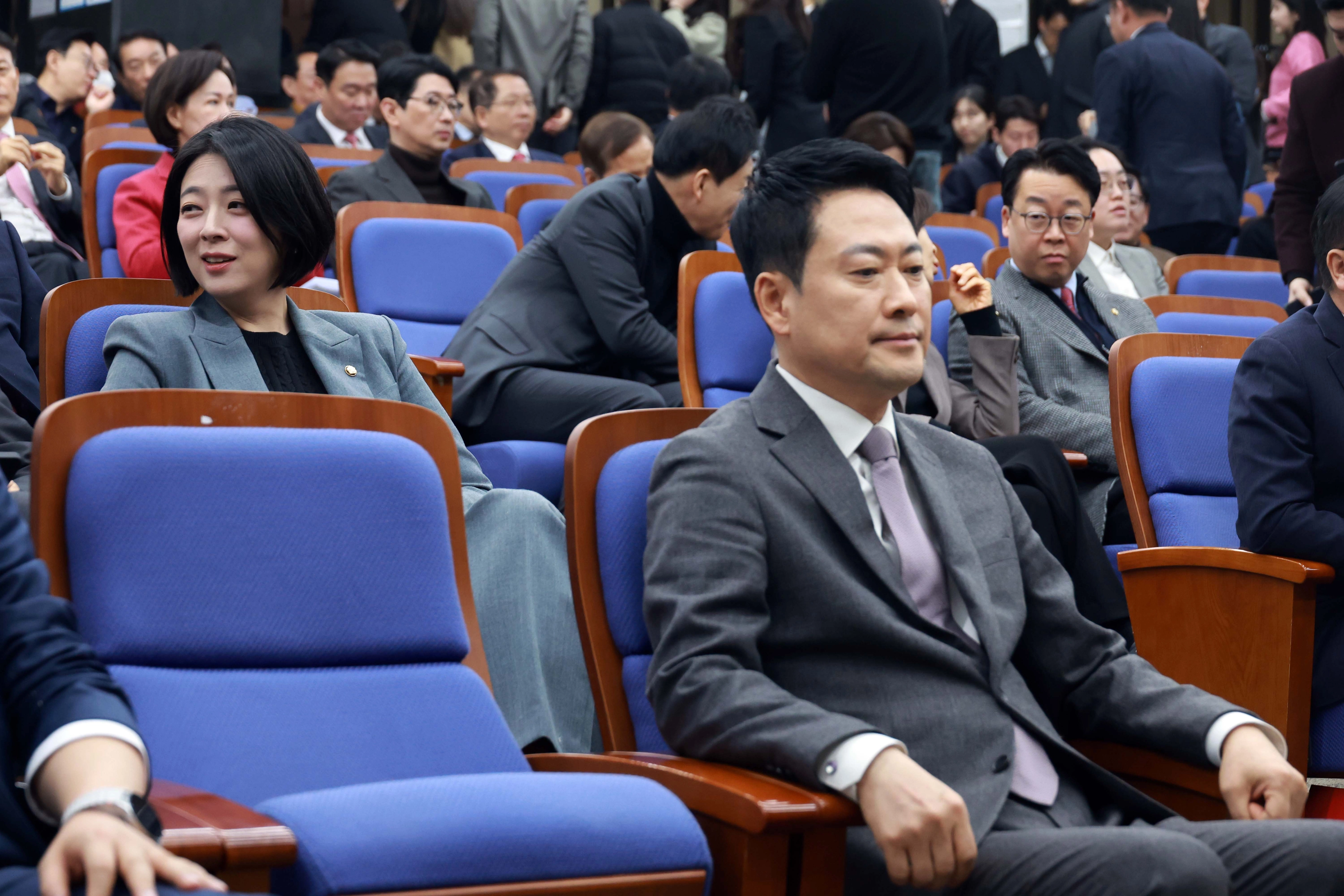 국민의힘 장동혁 대표와 배현진 의원이 23일 서울 여의도 국회에서 열린 의원총회에 참석하고 있다. 뉴시스