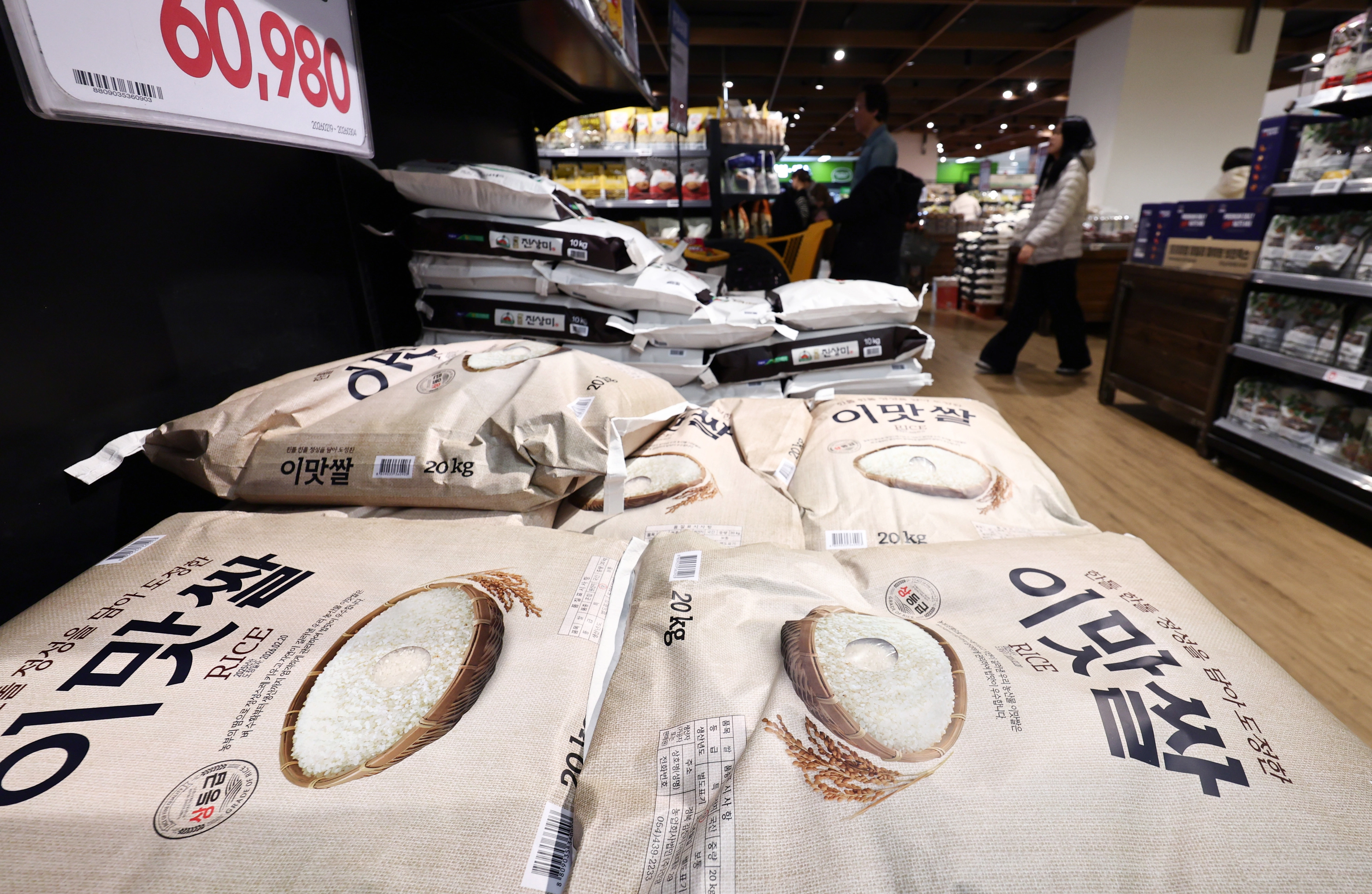 정부, 쌀 15만톤 단계적 공급  정부가 쌀값 안정을 위해 정부양곡 공급에 나선 지난달 27일 서울 시내의 한 대형마트에 쌀이 진열되어 있다. 농림축산식품부는 이날 최대 15만t의 정부양곡을 공급하기로 결정했다고 밝혔다. 우선 2025년산 10만t을 1차로 공급하고, 이후 시장 상황을 모니터링하며 2차 공급 시기와 물량을 결정할 방침이다. 뉴스1