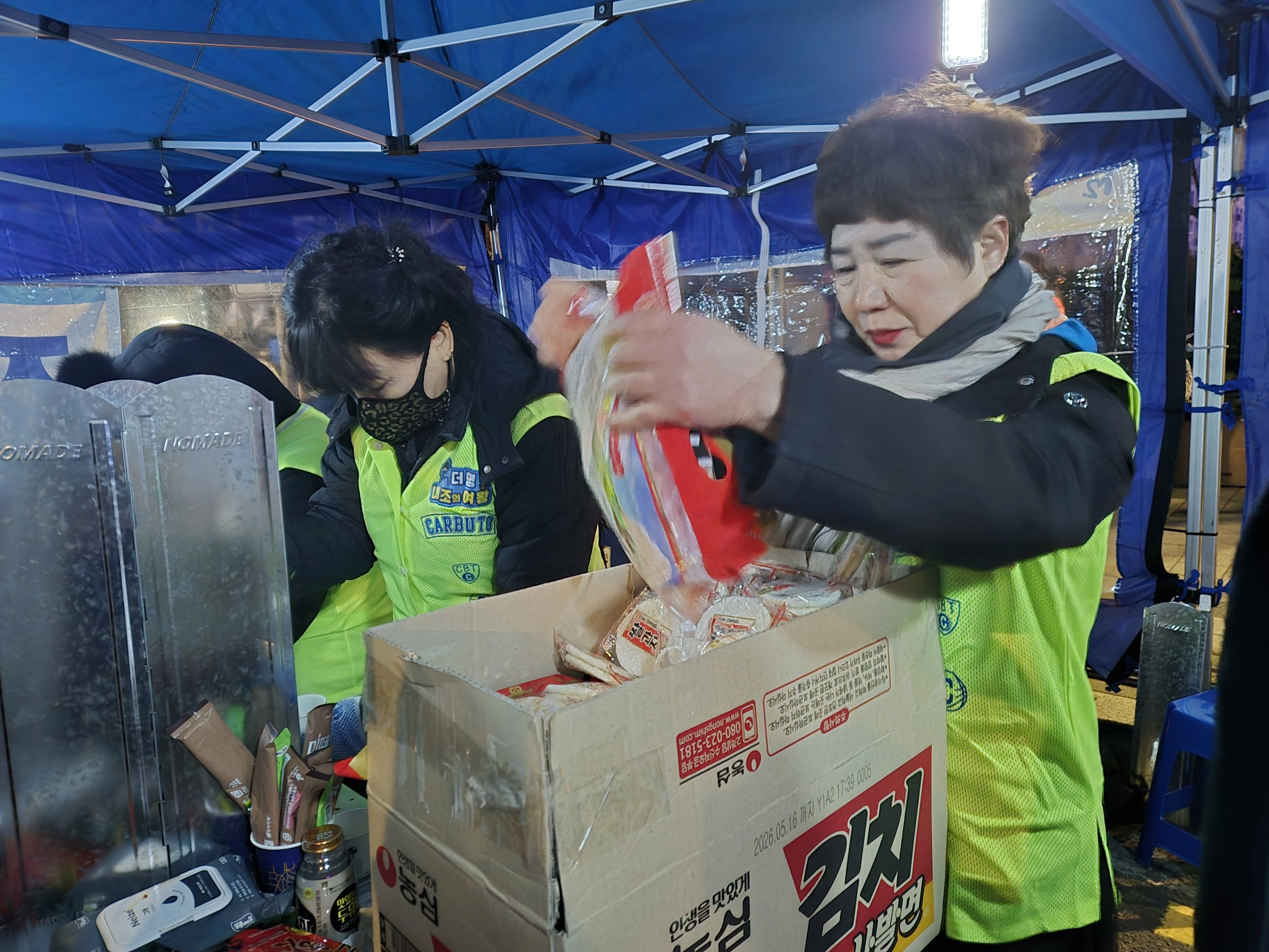 경기 시흥시에 사는 박미희(오른쪽)씨가 지난해 12월 3일 서울 여의도 국회 앞에서 열린 집회에서 시민들에게 나눠줄 간식을 정리하고 있다. 반영윤 기자