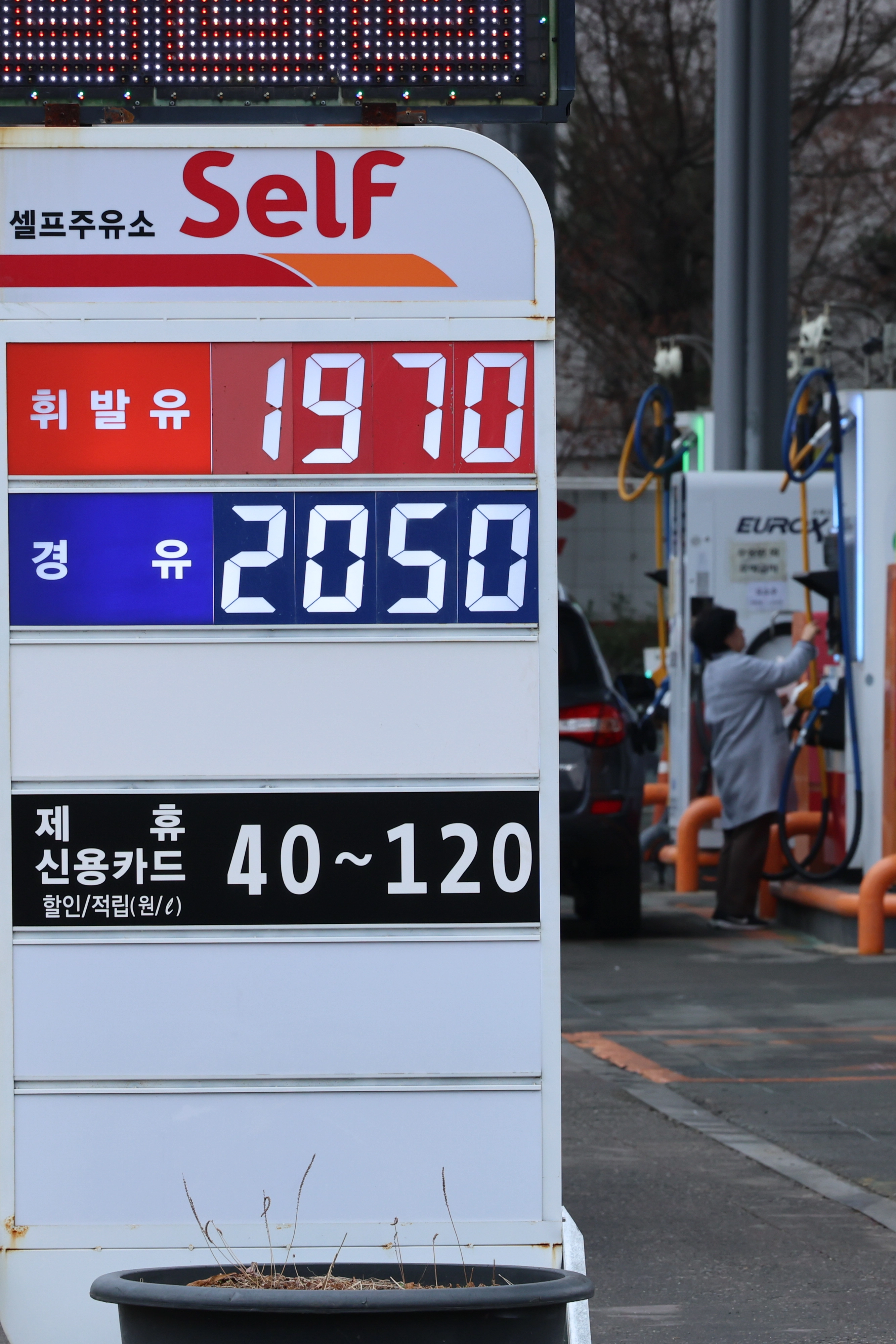 서울 주유소 기름값 1천900원대 진입…경유 가격, 휘발유 추월  정부가 국제유가 상승 국면을 틈탄 가격 담합이나 매점매석 등 불법 행위에 대해 엄정 단속에 나서겠다고 밝힌 가운데 서울 휘발유와 경유 가격이 1천900원대를 넘어섰다.  연합뉴스