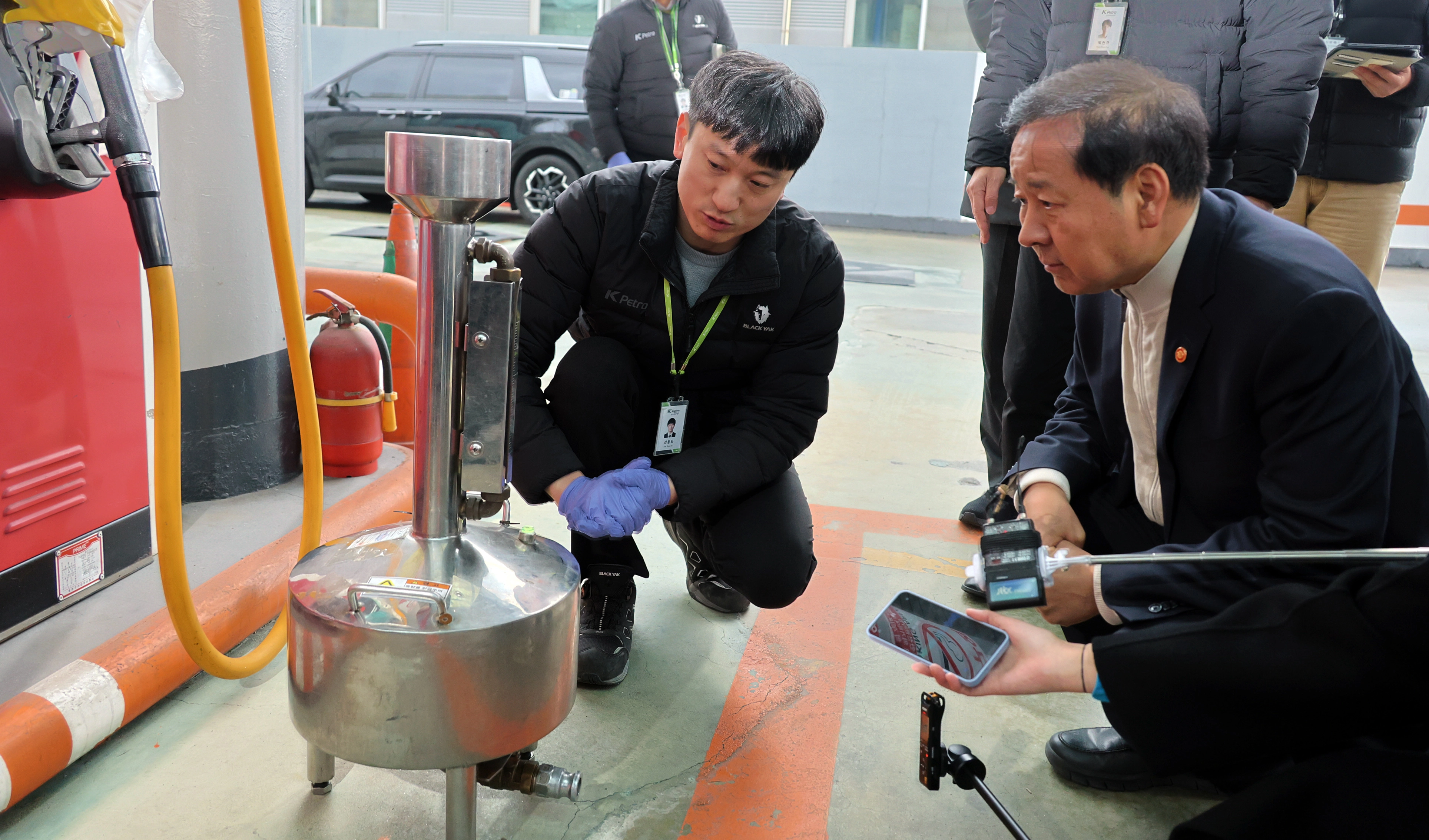 주유소 상황 확인하는 구윤철 총리    
    (대전=연합뉴스) 이주형 기자 = 구윤철 부총리 겸 재정경제부 장관이 6일 대전 유성구의 한 주유소 현장을 방문해 주유소 관계자로부터 유류 거래량 등 현장 상황을 듣고 유류 품질과 정량검사 등을 지켜보고 있다. 2026.3.6
    coolee@yna.co.kr