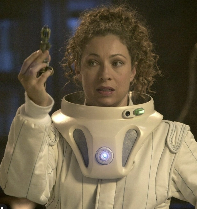 영국 BBC의 인기 드라마 ‘닥터후’ 시리즈에서 ‘리버 송’ 역할을 맡은 알렉스 킹스턴. 자료 : BBC·알렉스 킹스턴 인스타그램