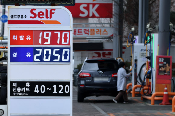 서울 주유소 기름값 1천900원대 진입…경유 가격, 휘발유 추월