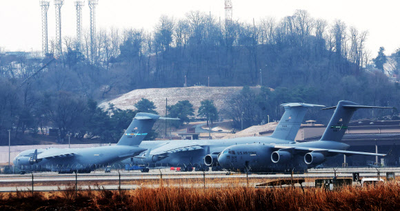 대기 중인 미군 대형 수송기