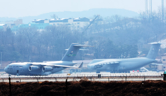 대기 중인 미군 대형 수송기