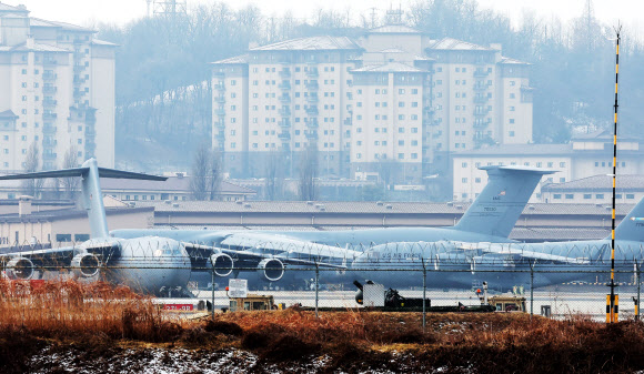 대기 중인 미군 대형 수송기