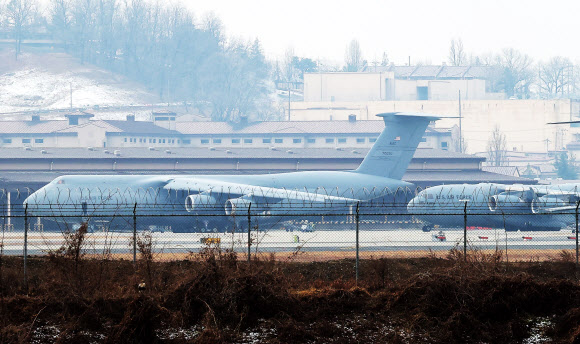 대기 중인 미군 대형 수송기