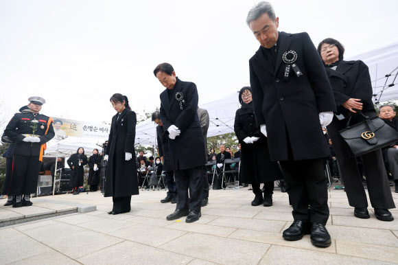 손명순 여사 서거 2주기 추모식, 묵념하는 유족들