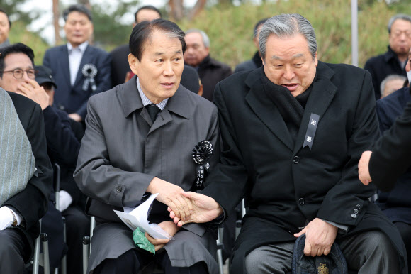 김무성 전 대표와 인사 나누는 권오을 장관