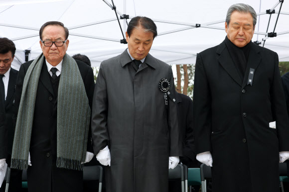 묵념하는 권오을 장관