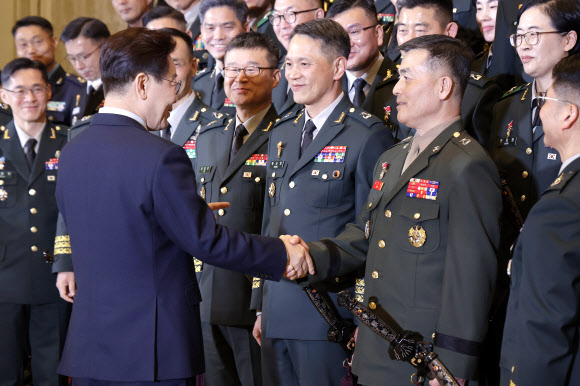 박정훈 국방부 조사본부장과 악수하는 이재명 대통령