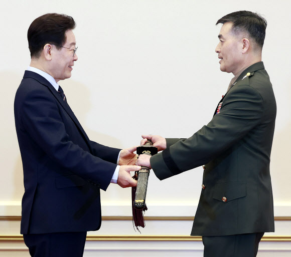 이재명 대통령, 박정훈 국방부 조사본부장 삼정검 수여