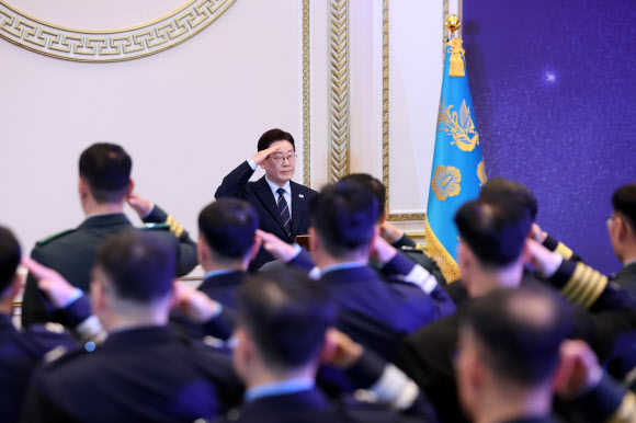 2026년 준장 진급 장성 삼정검 수여식, 경례 받는 이재명 대통령