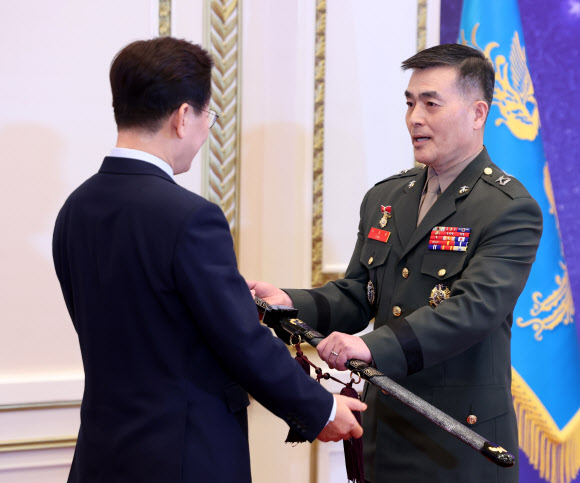 이재명 대통령, 박정훈 국방부 조사본부장 삼정검 수여