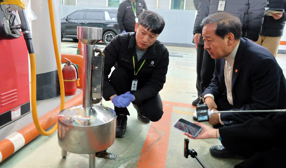 주유소 상황 확인하는 구윤철 총리