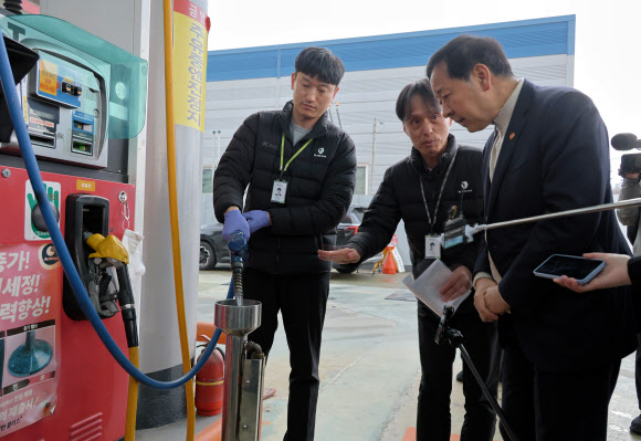 주유소 상황 확인하는 구윤철 부총리