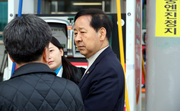 주유소 상황 확인하는 구윤철 부총리