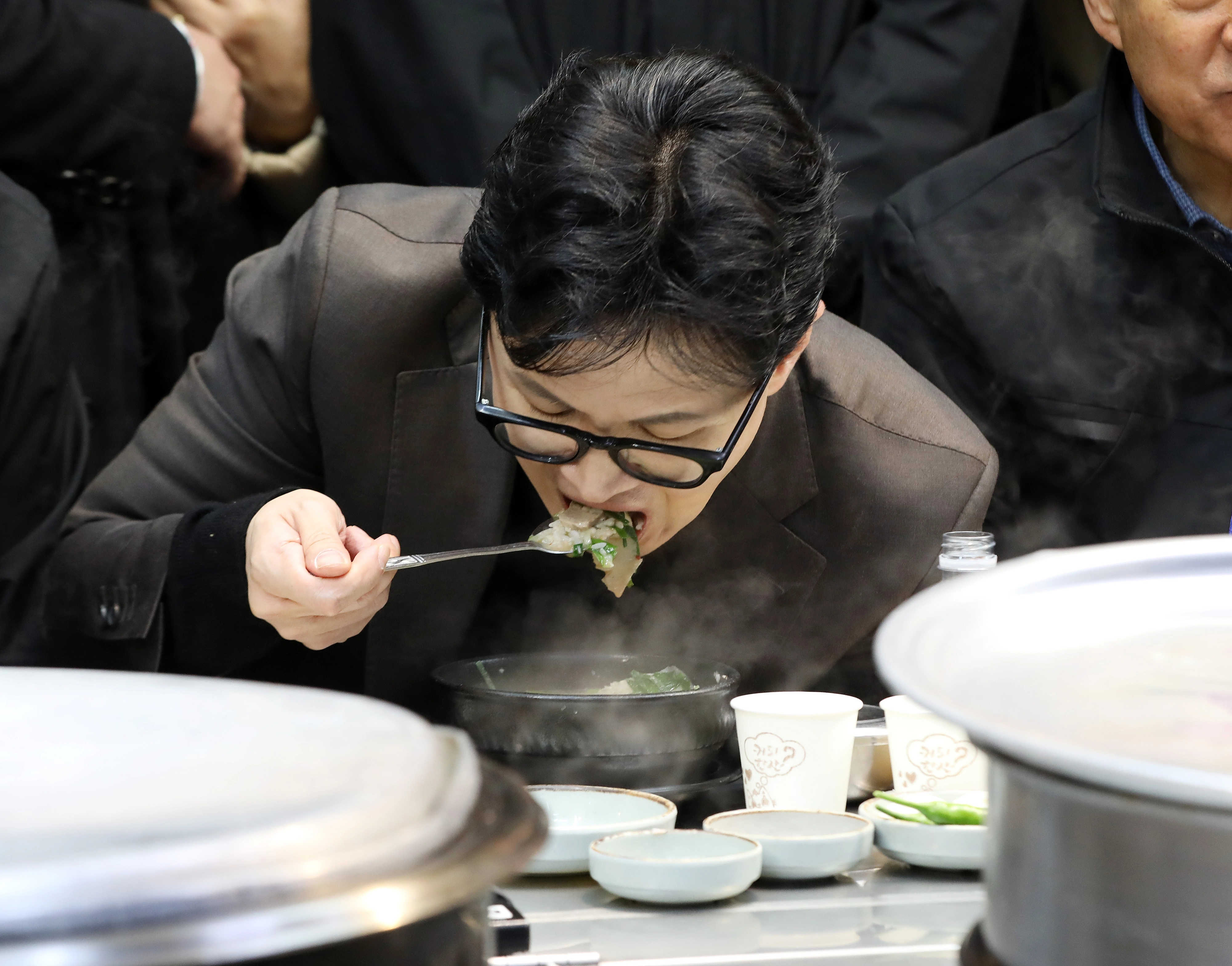 한동훈 전 국민의힘 대표가 7일 오후 부산 북구 구포시장 한 식당을 찾아 돼지국밥을 먹고 있다. 2026.3.7. 뉴스1