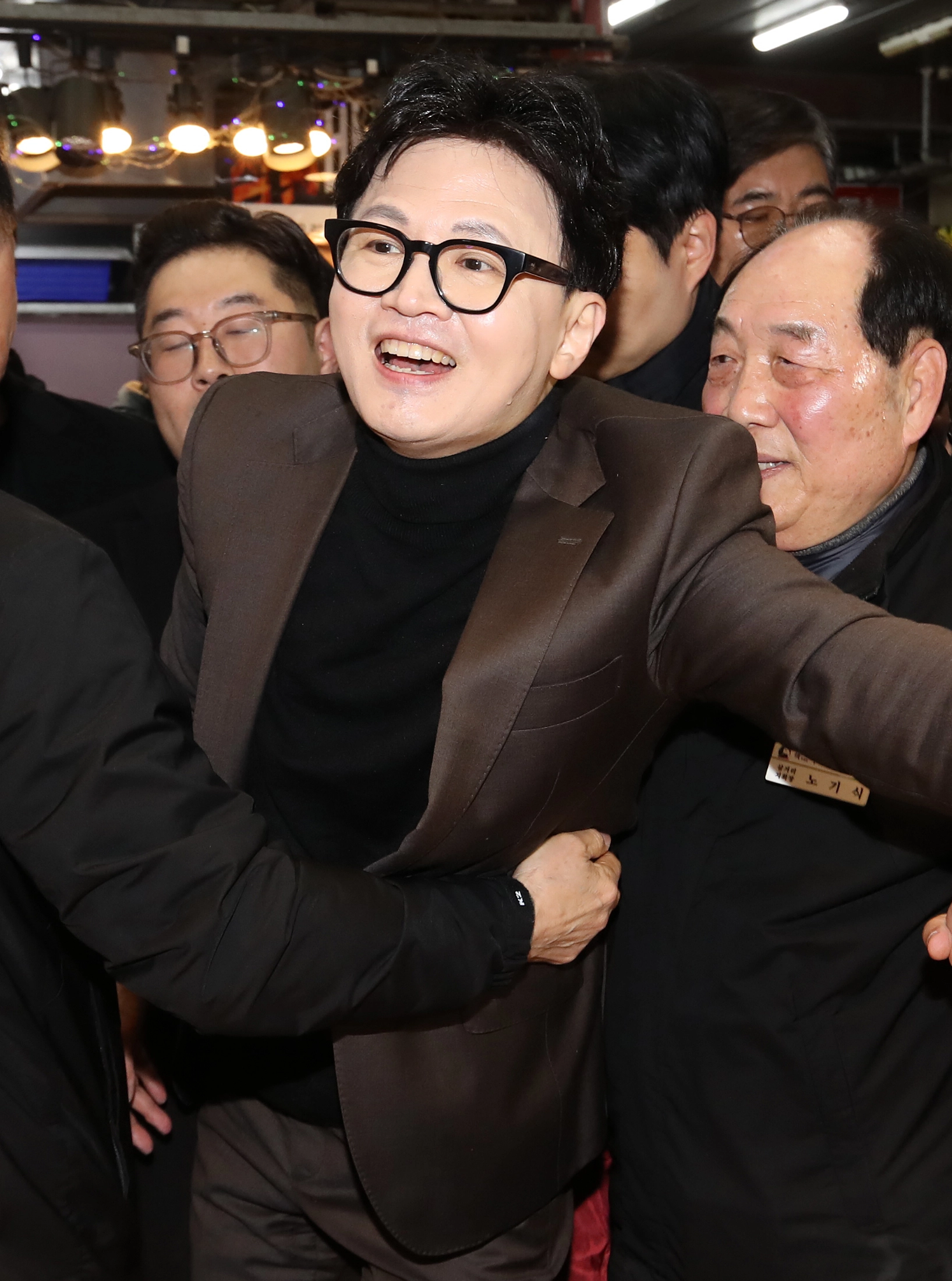 환하게 웃어 보이는 한동훈  한동훈 전 국민의힘 대표가 7일 오후 부산 북구 구포시장을 찾아 상인들과 인사를 나누고 있다. 2026.3.7 뉴스1