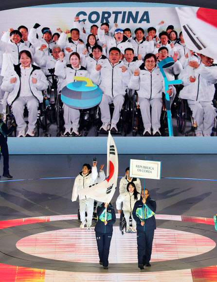 6일(현지시간) 이탈리아 베로나 아레나에서 열린 2026 밀라노·코르티나 동계패럴림픽 개막식에서 국기를 든 자원봉사자와 대한민국 선수 및 임원진이 입장하고 있다. 오는 15일까지 열흘간의 열전에 돌입하는 이번 대회에는 56개국에서 역대 최다인 612명의 선수가 참가해 79개의 금메달을 놓고 격돌한다. 2026.3.7  연합뉴스